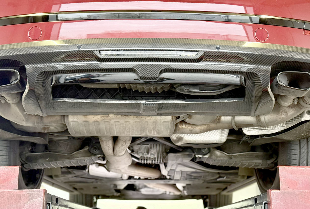 Bentley Bentayga auf der Hebebühne