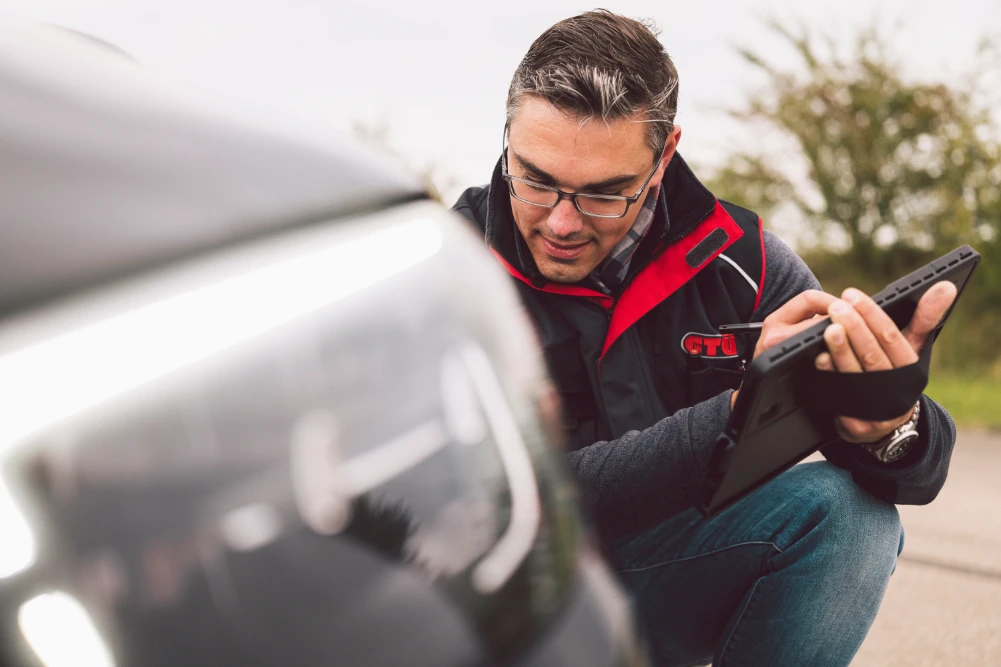 GTÜ Schadengutachter macht Sichtprüfung bei Fahrzeugschaden von Hett und Hemm in Bad Homburg