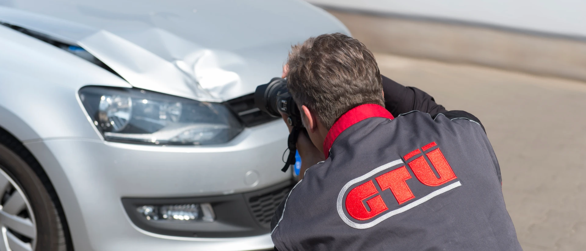 GTÜ Sachverständiger bei der Beweisaufnahme der Schäden bei Hett und Hemm in Bad Homburg