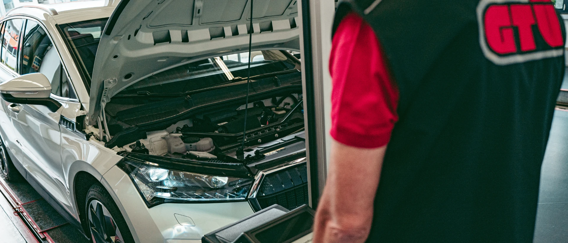 gtue-pruefingenieur-bei-hauptuntersuchung-von-elektroauto GTÜ-Prüfingenieur bei der Hauptuntersuchung eines Elektroautos