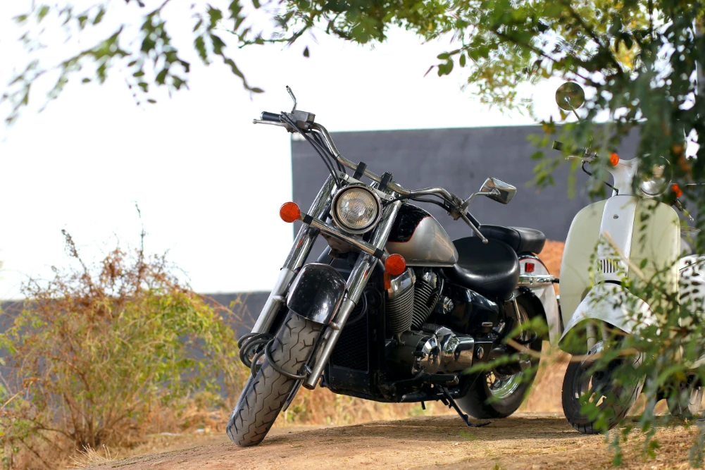 Motorrad und Vespa stehen im Freien