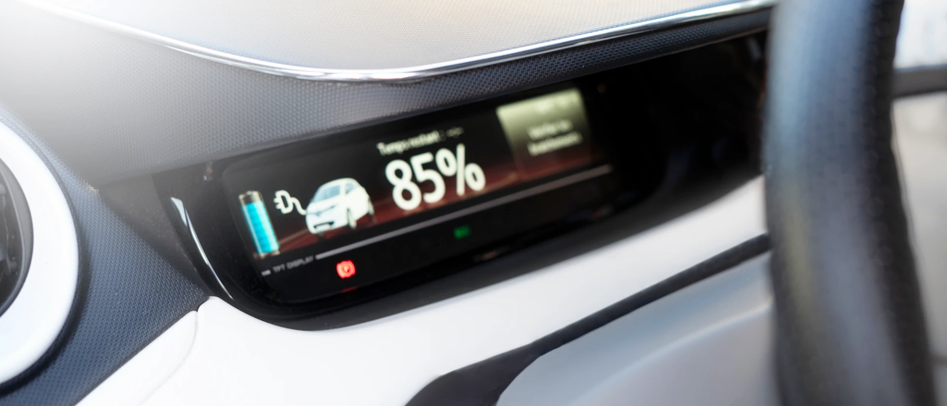 Cockpit der Elektroautos mit 85 Prozent Akkuladestand