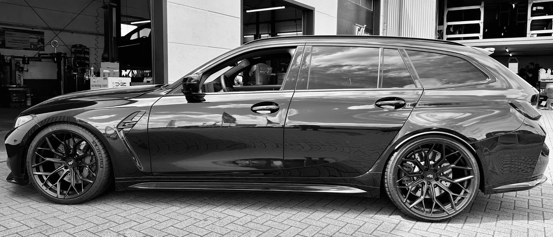 fahrzeug-gutachten-schwarzer-bmw-sportwagen-bei-hett-und-hemm Fahrzeug Wertgutachten eines schwarzen BMW Sportwagens bei Hett und Hemm in Bad Homburg vor der Höhe